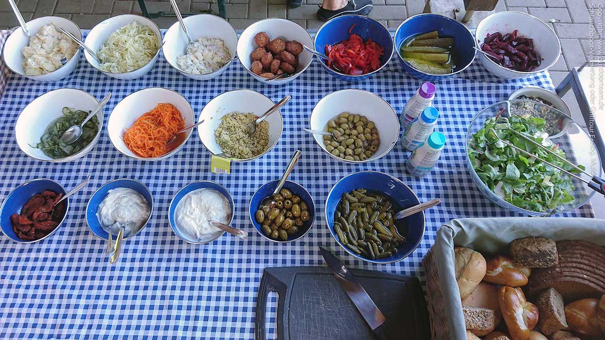 verschiedene Salate, Gürckchen, getrocknete Tomaten in Olivenöl, Bulgursalat, eingelegte Oliven, Rote Beetesalat u.v.m.
