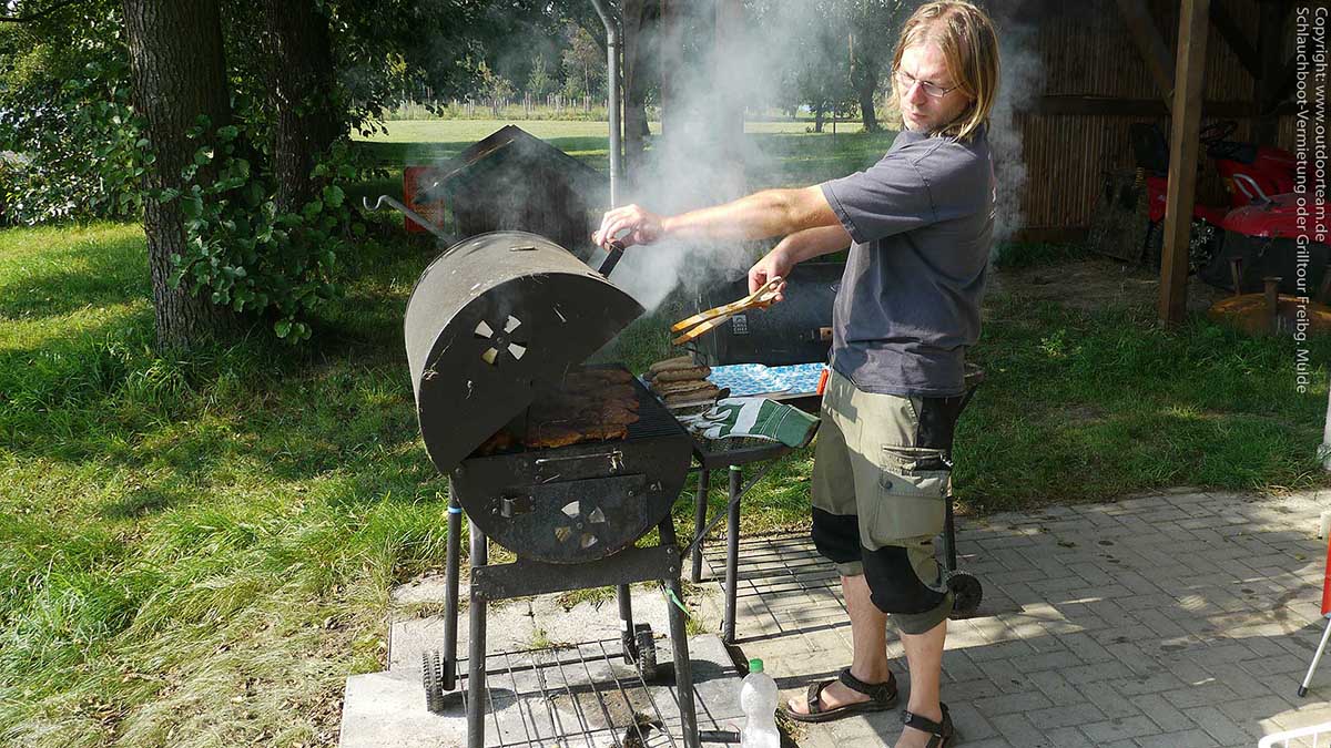 Im großen Smoker-Grill werden die Steaks, die Grillkäse (in Alu-Folie) sowie die Thüringer Bratwürste zubereitet.