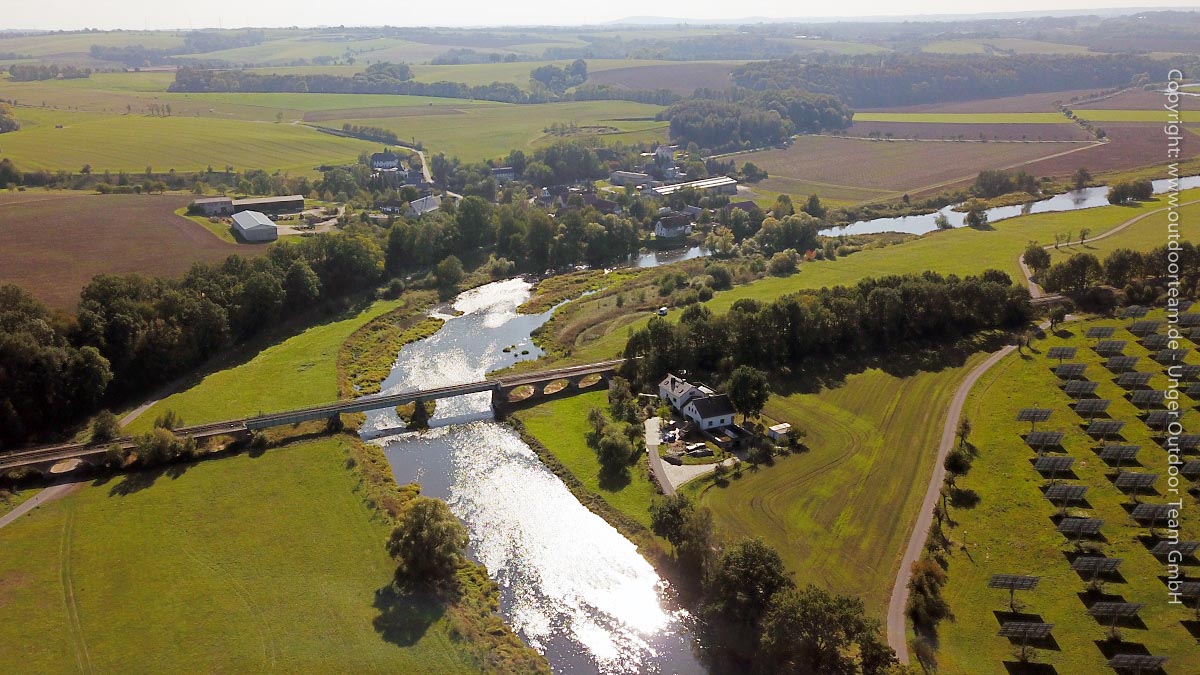 Luftbild Freiberger Mulde - Bahnbrücke, Stromschnellen und  Ort Röda im mittleren Teil der Selbstbaufloß-Strecke