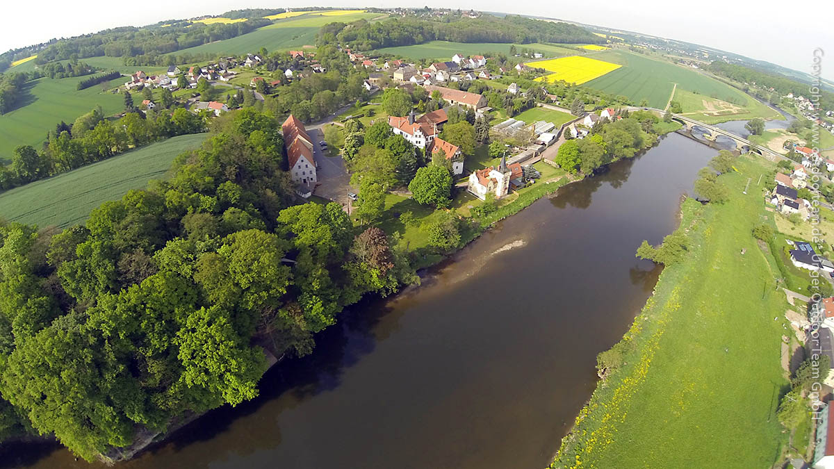 Am linken Ufer der Freiberger Mulde erblickt man den kleinen Ort Podelwitz mit dem Rast- und Pausenort "Wasserschloss Podelwitz"