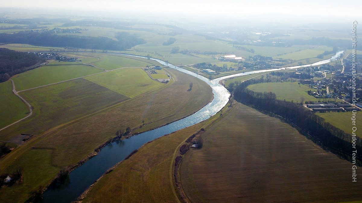 Im Luftbild ist gut die so genannte "Muldenvereinigung" zu erennen. Etwas oberhalb des Zusammenflusses (linker Flussarrm an der Brücke) endet die Selbstbau-Floßtour..