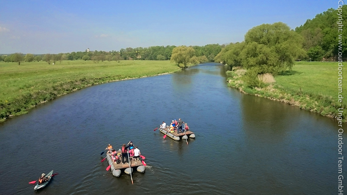 Der Fluss Freiberger Mulde - zwischen Leisnig-Fischendorf und Wasserschloss Podelwitz wird eine Projekttag Selbstbaufloß für Schulklassen angeboten.