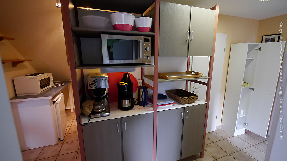 Im Küchenbereich ist die "Standardausstattung" für FeWos vorhanden. In den Schränken: Geschirr, Gläser, Besteck, Schüsseln u.v.m.
