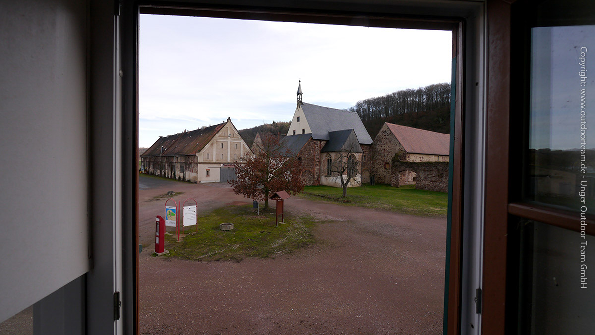 Blick aus dem östlichen Fenster (nahe Zimmer 5) auf die Gebäude der Klosteranlage Kloster Buch.