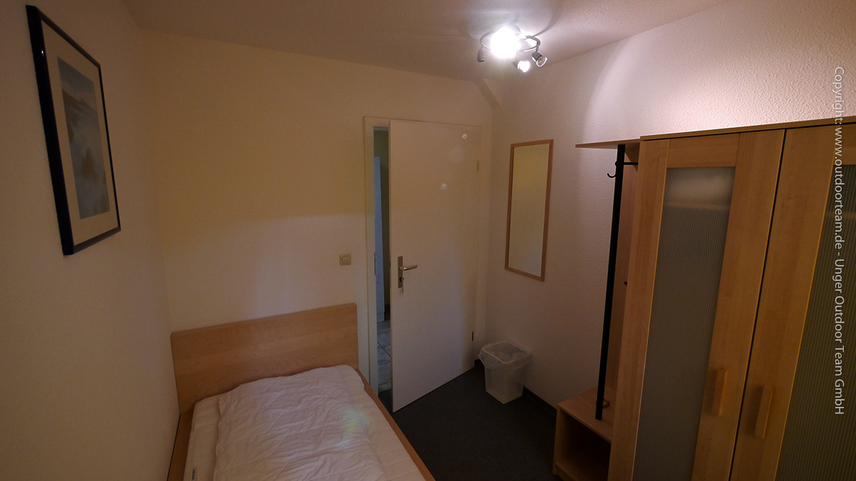 Blick in Schlafzimmer Nr. 3 in der FeWo Klosterbuch - hier gibt es (wie auch in Zimmer 4 und 5) jeweils 2 Einzelbetten.