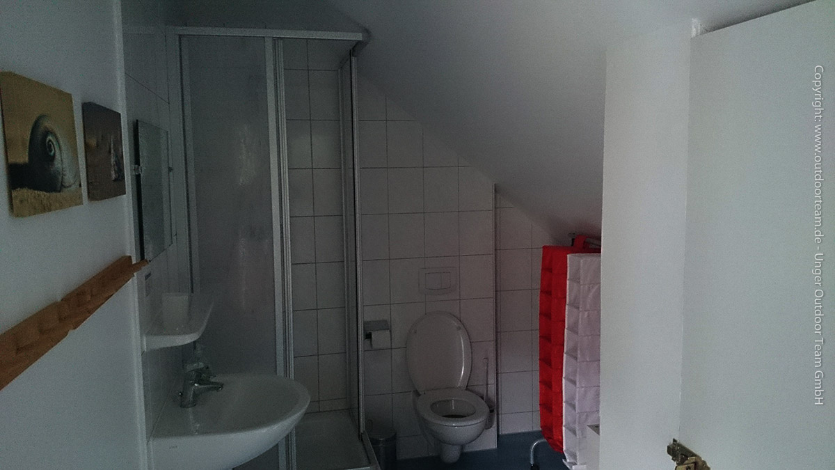 Dusche und Toilettenbereich im Raum Nr. 6 (siehe Zimmerplan).