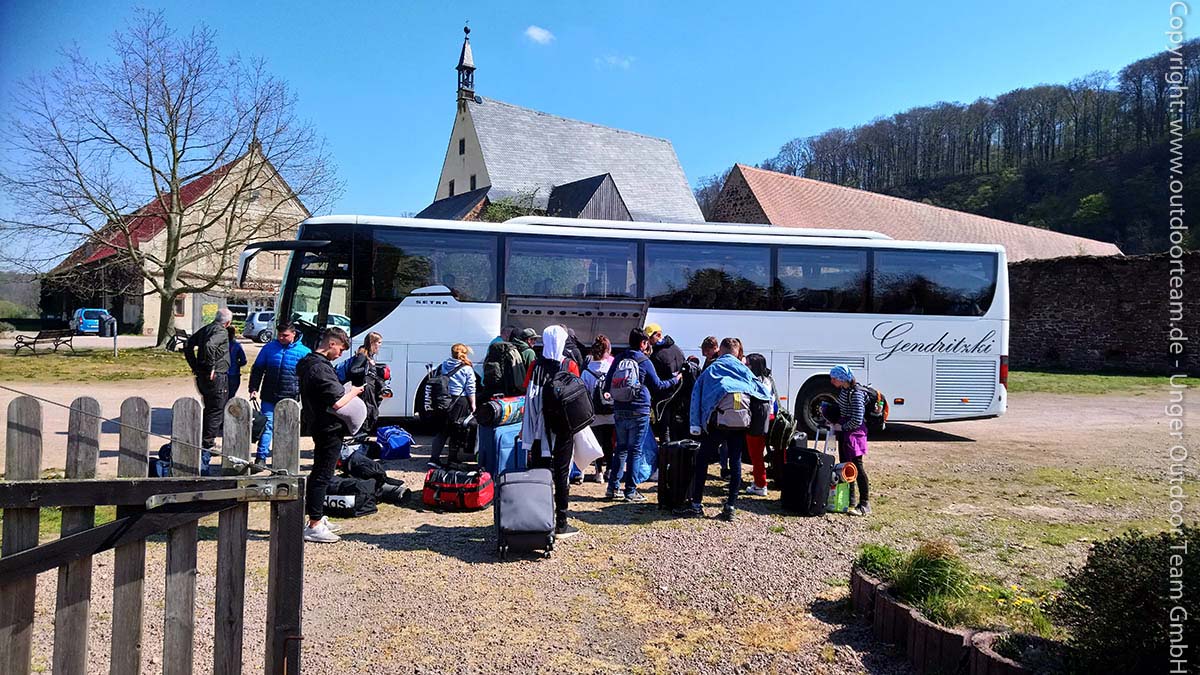 Oft reisen Schulklassen bzw. größere Gruppen per Bus an. Im Klostergelände bzw. direkt neben dem Camp gibt es genügend Platz zum Wenden auch für große Reisebusse.