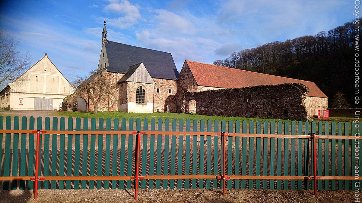 Bauprojekt Camp Klosterbuch 2.0 - Frühlingsansicht (1.5.21) Kapelle Kloster Buch mit neuem Zaun im Vordergrund
