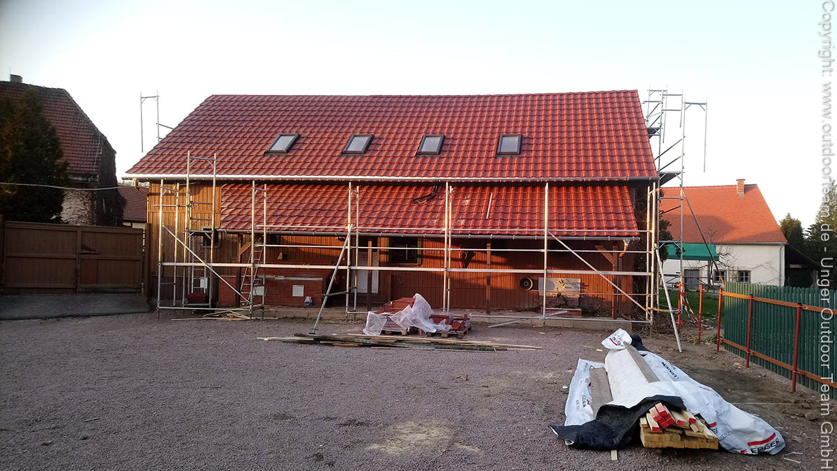 Herbergs- und FeWo Gebäude Camp Klosterbuch: die Arbeiten Dachsanierung bzw. Eindeckung sind  fast fertiggestellt (Mai 2021)