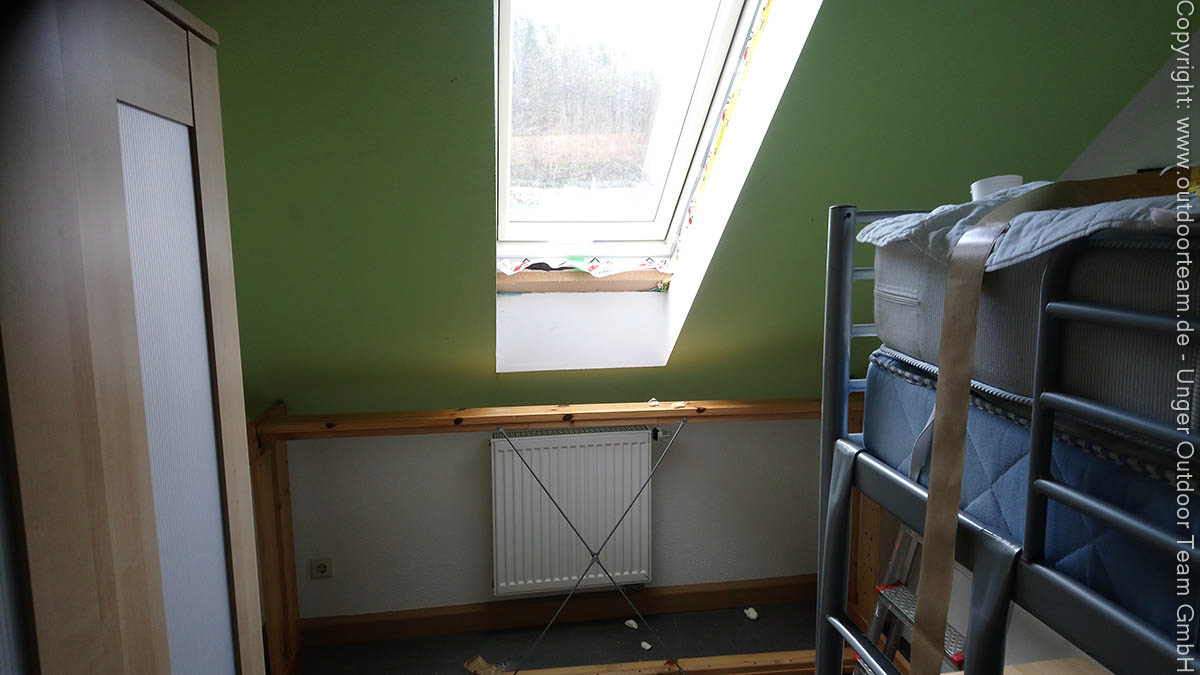 Mai: Beginn der Innenarbeiten in den Ferienzimmern: Trockenbau und Malerarbeiten, Anpassung der neuen Dachfenster