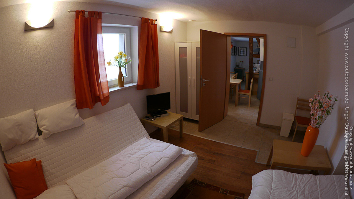 Ergeschoss, Zimmer 12 - 1x Doppelbett, 1x ausklappbare Schlafcouch (links am Fenster)