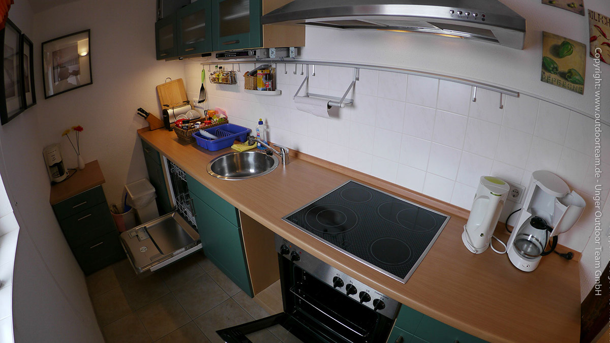 Blick auf den Küchenblock (Einbauküche) im Ergeschoss vom Gruppenhaus Wiesenthal.