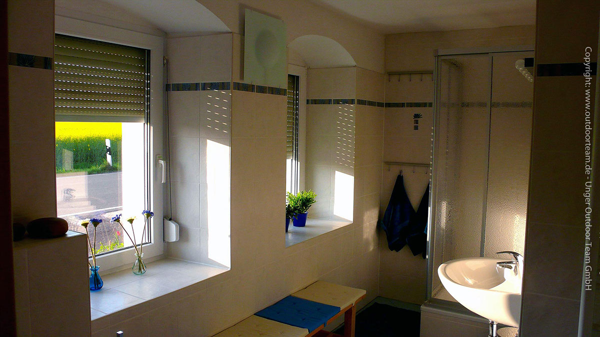 Sanitärbereich im Ergeschoss: mit Dusche, Fußbodenheizung und heller Ausstattung im Ferienhaus / Herberge Wiesenthal.