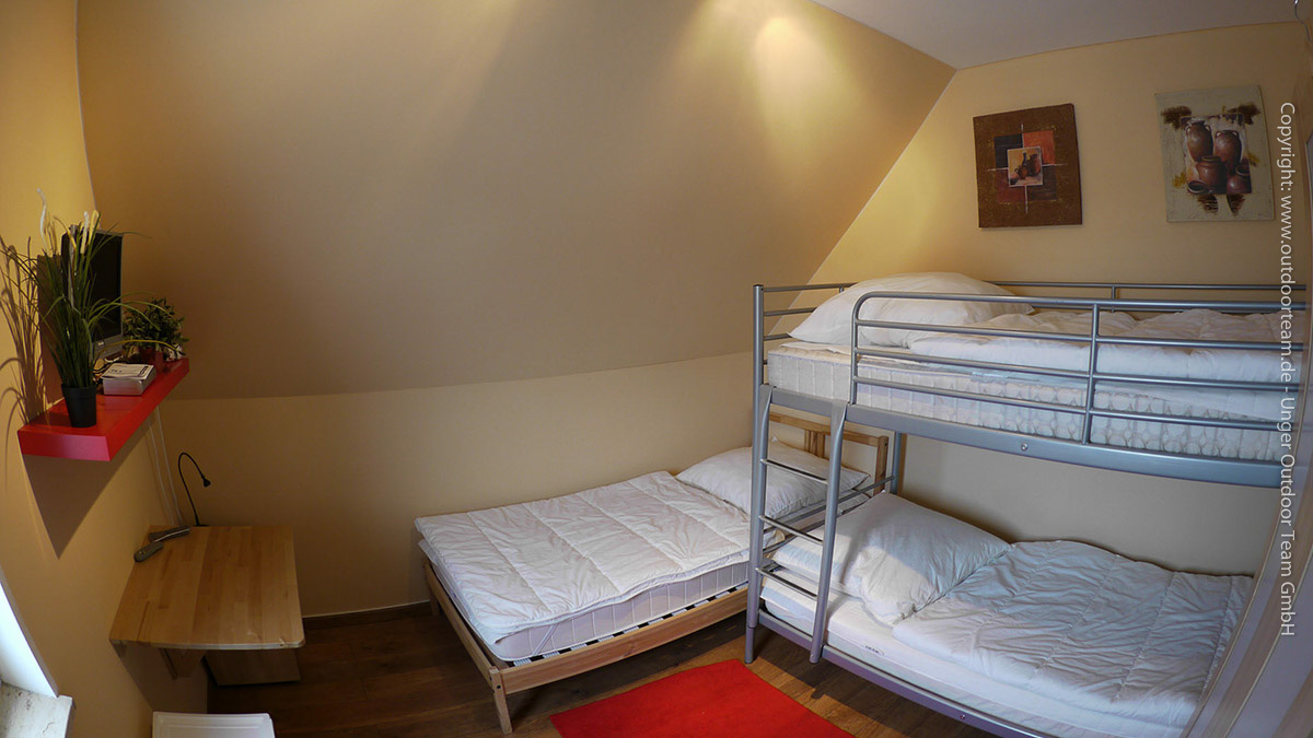 Blick in das Schlafzimmer Nr. 24 - 1x Einzelbett und 1x Doppelstock-Bett (1.OG in der Gruppenherberge Wiesenthal)