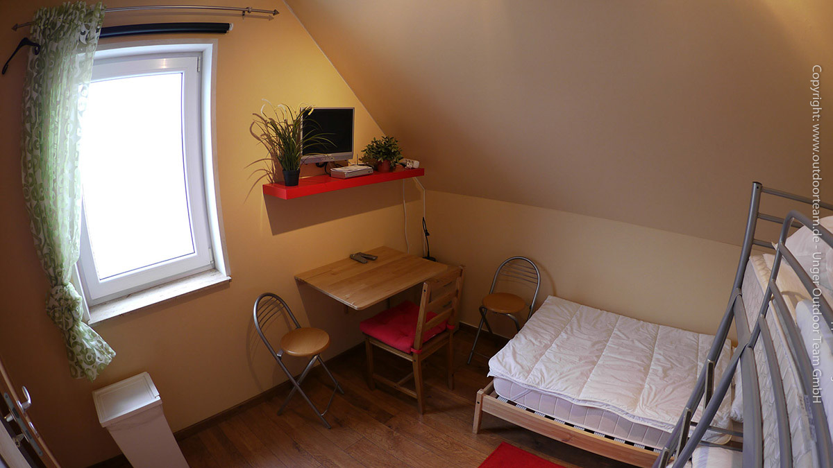 Blick in das Schlafzimmer Nr. 24 mit 1x Einzelbett und 1x Doppelstock-Bett