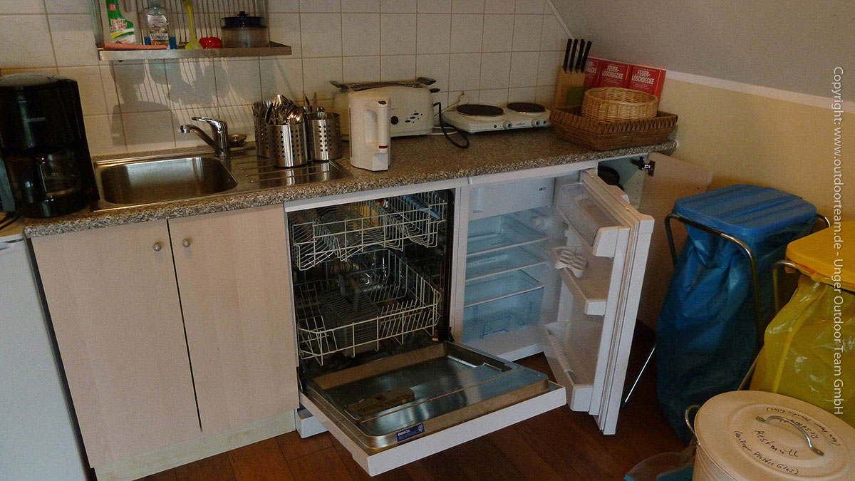 Standardausstattung des Küchenbereiches im Aufenthaltsraum 1. OG: Kühlschrank, Geschirrspüler, Kaffeemaschine, Mikrowelle ...