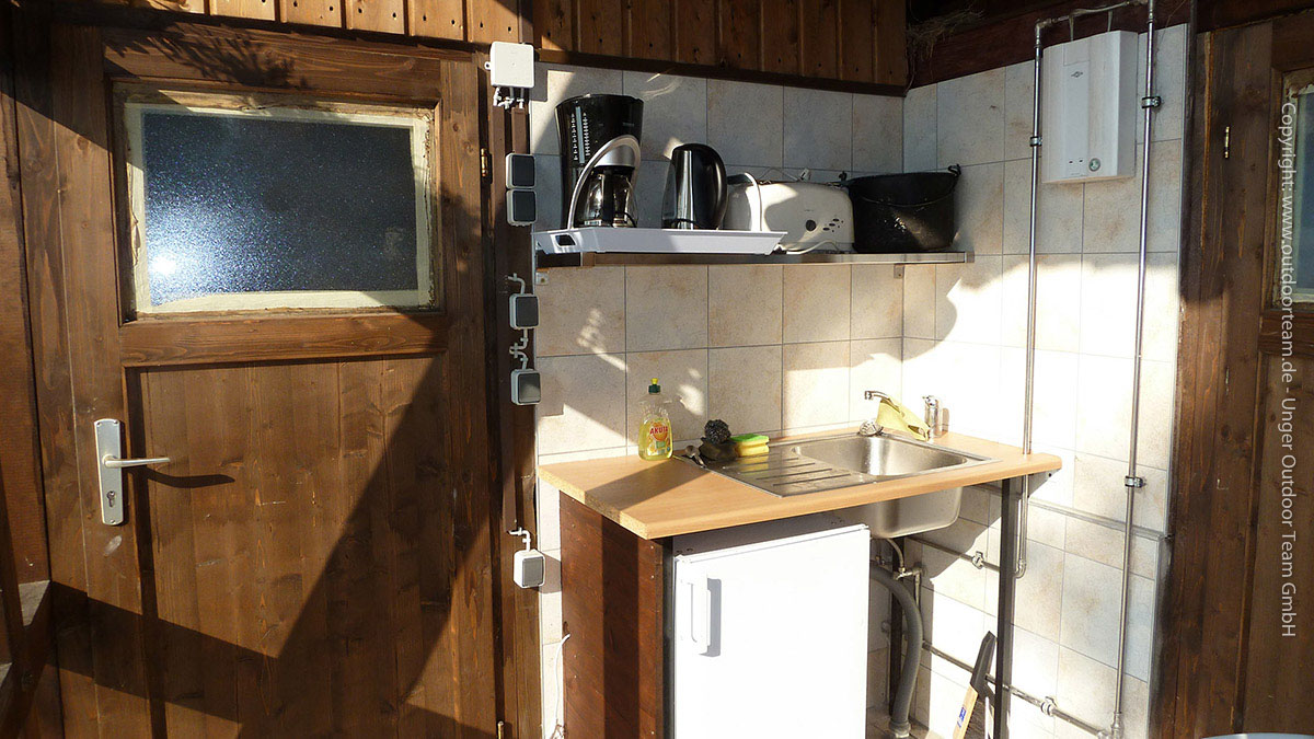Blick in den "Miniküchenbereich" Freisitz nahe der Gruppenherbnerge Wiesenthal. Aufwaschbereich, Kühlschrank, Geschirrausstattung, Kaffeemaschine ist vorhanden.