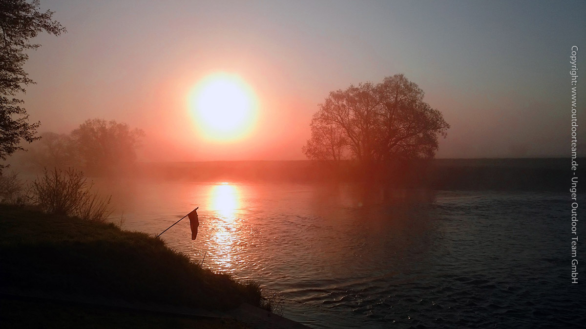 Sonnenaufgang am Muldefluss - am frühen Morgen kann man am Freisitzbereich wunderschöne Naturbeobachtungen machen.
