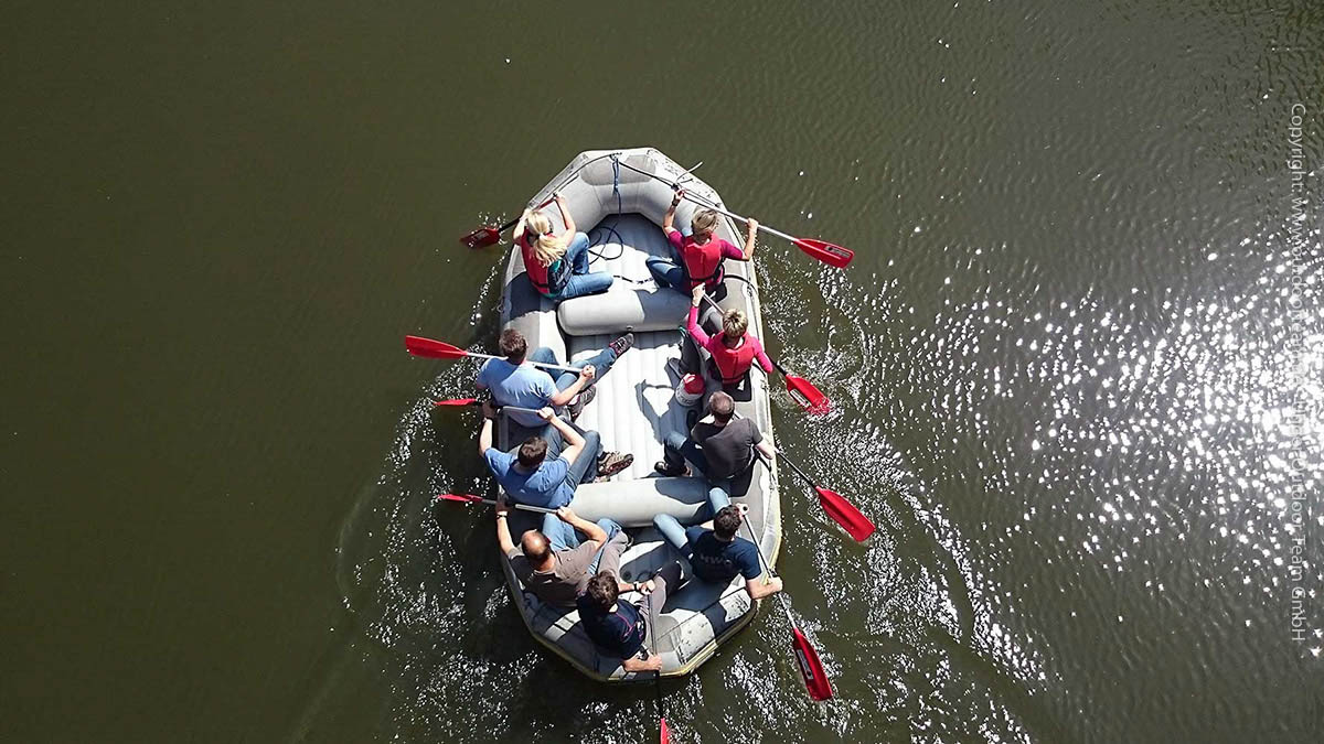 Schlauchboottouren bzw. Schlauchbootvermietung auf der Mulde. In einem der sehr sicheren Schlauchboote finden bis zu 10 erwachsene Personen bequem Platz.