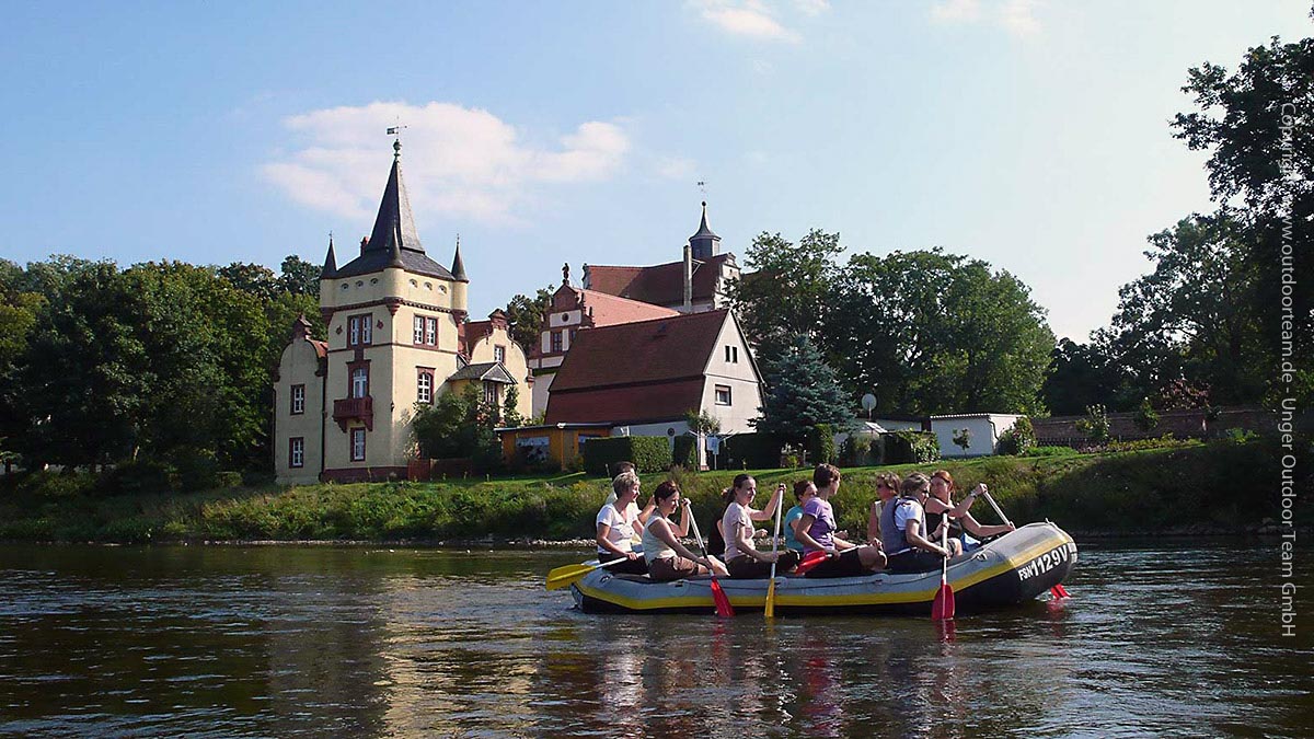Schlauchboottour auf der Freiberger Mulde - startet man an der Gruppenherberge, so erreicht man nach zwei Stunden das Wasserschloss Podelwitz.
