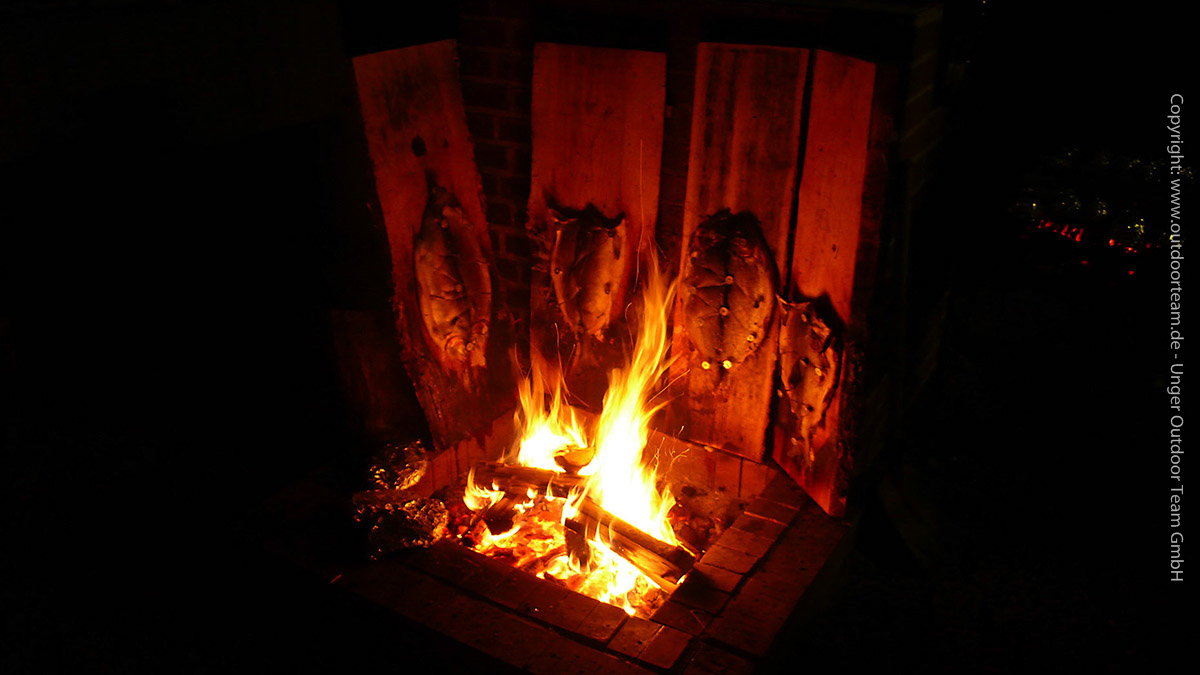 Lagerfeuerspecial - wie z.B. hier im Bild zu sehen ist- Flammlachs bzw. Feuerlachs - kann man zubuchen.