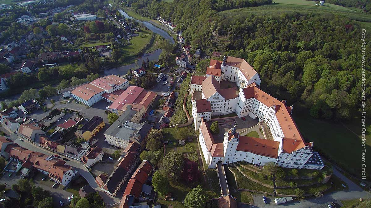 Per Fahrrad (dem Muldentalradweg entlang) erreicht man nach etwa 60 Minuten die Stadt Colditz mit dem bekannten Colditzer Schloss.