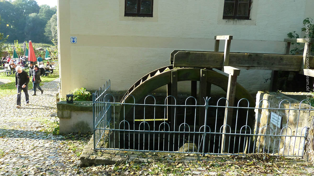 Das noch voll funktionsfähige Mühlrad der aus dem 15. Jahrhundert stammenden Leithenmühle