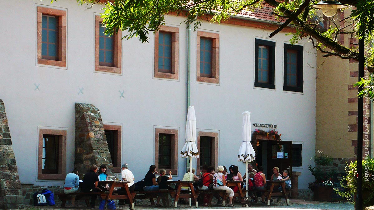 Neben dem Biergarten und Imbiss im Schlosspark gibt es im Wasserschloss Podelwitz auch das Restaurant Schlossgewölbe. Geöffnet immer Mi. bis So.