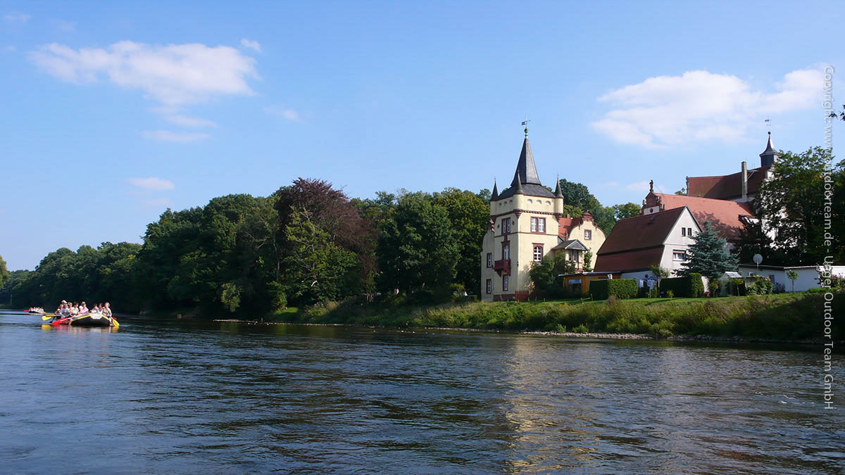 Das Wasserschloss Podelwitz bildet einen zentralen Anlaufpunkt der zahlreichen Schlauchboot-Paddler und Kanuten auf dem Muldefluss