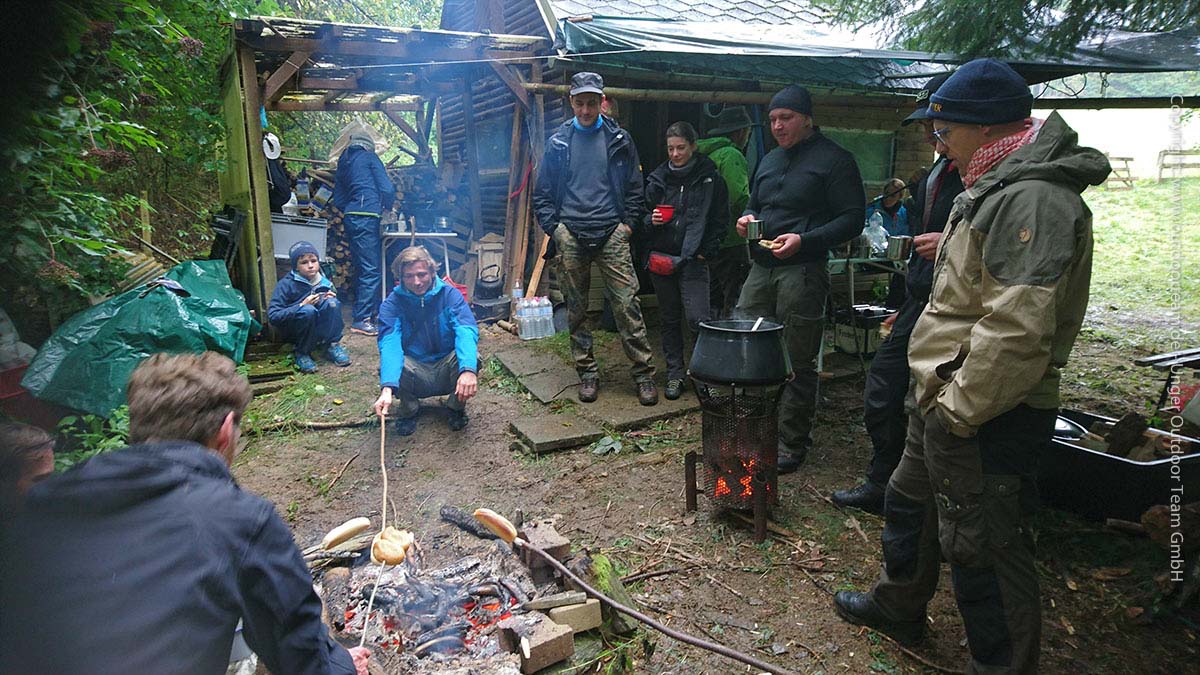 Eine kleine Hütte, Feuerstelle, Plumpsklo und ein nahe vorbei fließender Bach bilden die "Ausstattung" unserers Camp- und Aufenthaltsbereich zum Survivalkurs.
