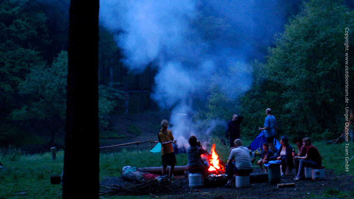 Abendstimmung mit Lagerfeuer am Lagerplatz - Survivalkurs Kursgelände nahe Thalheim im Erzgebirge.