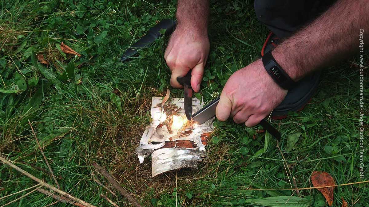 Im Survival-Grundkurs legen wir beim Feuermachen ohne Streichhölzer den Fokus auf die Anwendung von Feuerstahl und Birkenrinde als Zunder.