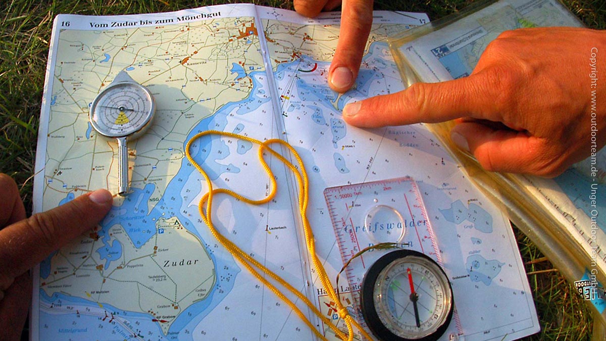 Orientierung, Umgang mit Karte und Kompass - Bestandteil im Survivalkurs.