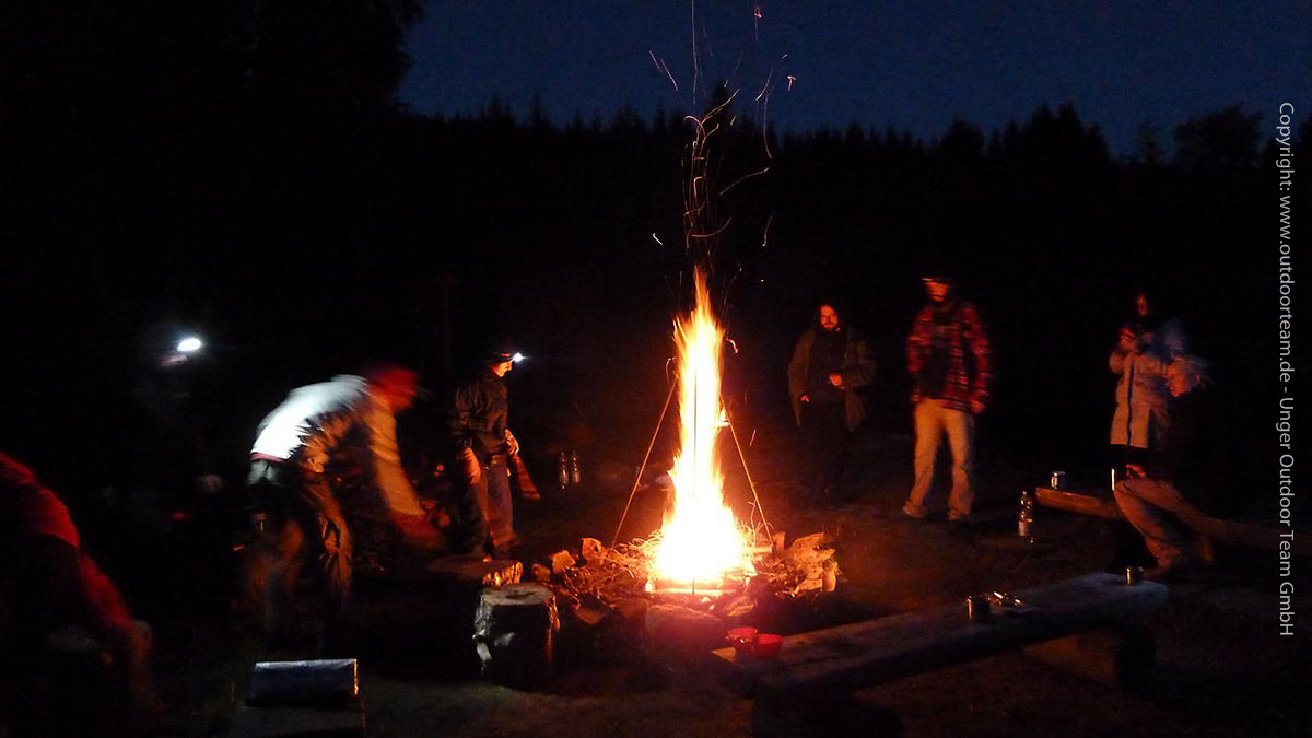 Survivialkurs im Erzgebirge - Lagerfeuerromantik am Abend des ersten Kurstages.