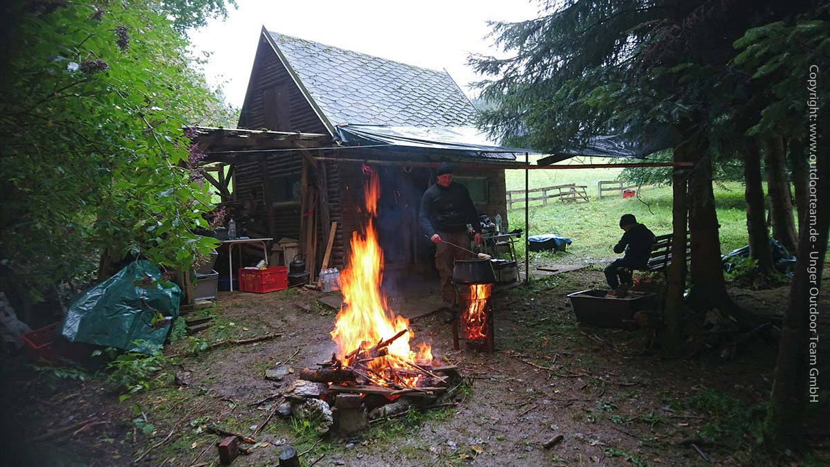 Das Survival-Campgelände (mit Quelle, kleiner Hütte, Feuerstelle und Plumpsklo) befindet sich mitten im Wald unweit des Waldcampingplatz Thalheim.