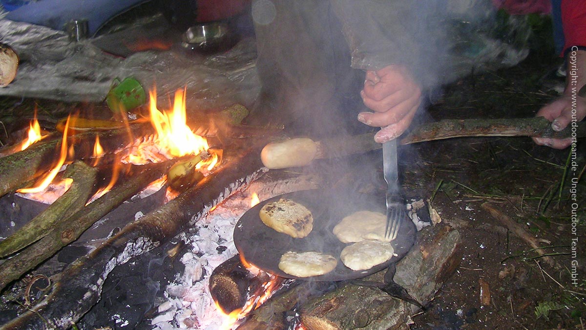 Mehlteigfladen auf einem Blech oder in Folie über dem Feuer ausgebacken - eine Alternative zum Frühstücksbrötchen.