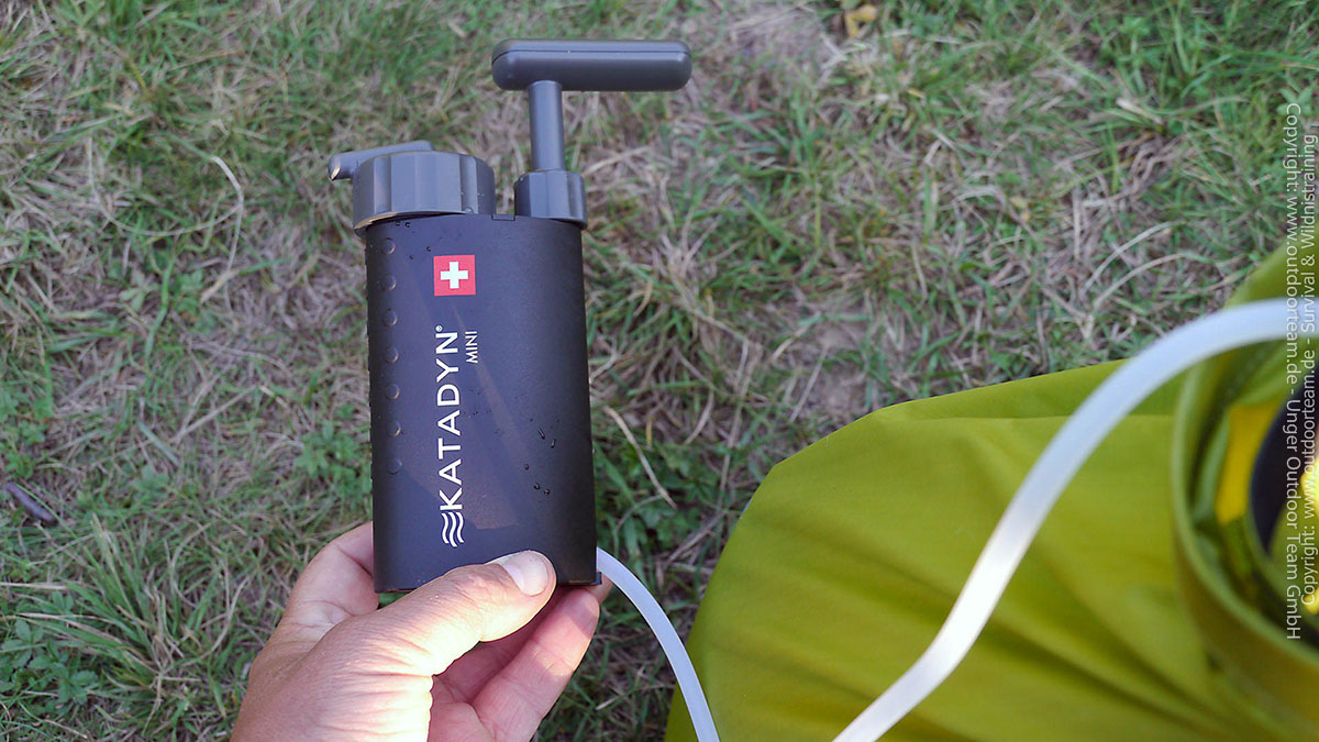 Wasser-Pumpfilter der Schweizer Markenfirma Katadyn - inzwischen stark in der Größe geschrumpft - und durchaus auch für Gepäckminimalisten eine Alternative zum Tragen von Unmengen Liter Trinkwasser.