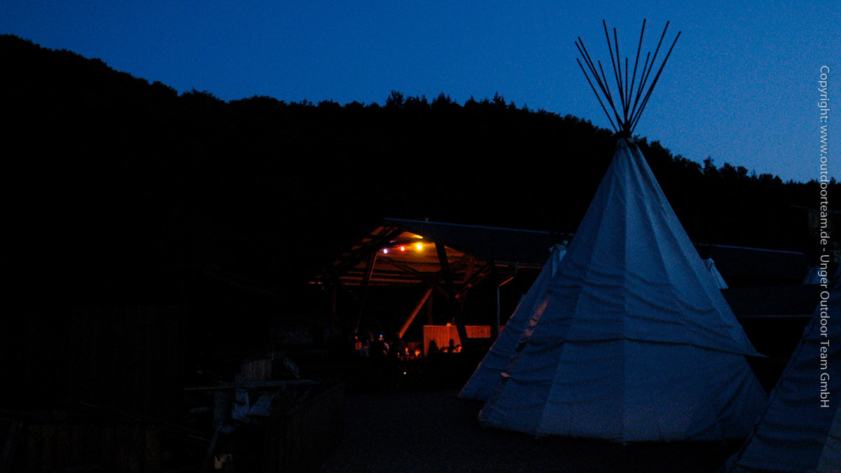 Mit der "blauen Stunde" kommt Campromantik an den Feuerstellen im Abenteuercamp Klosterbuch auf.