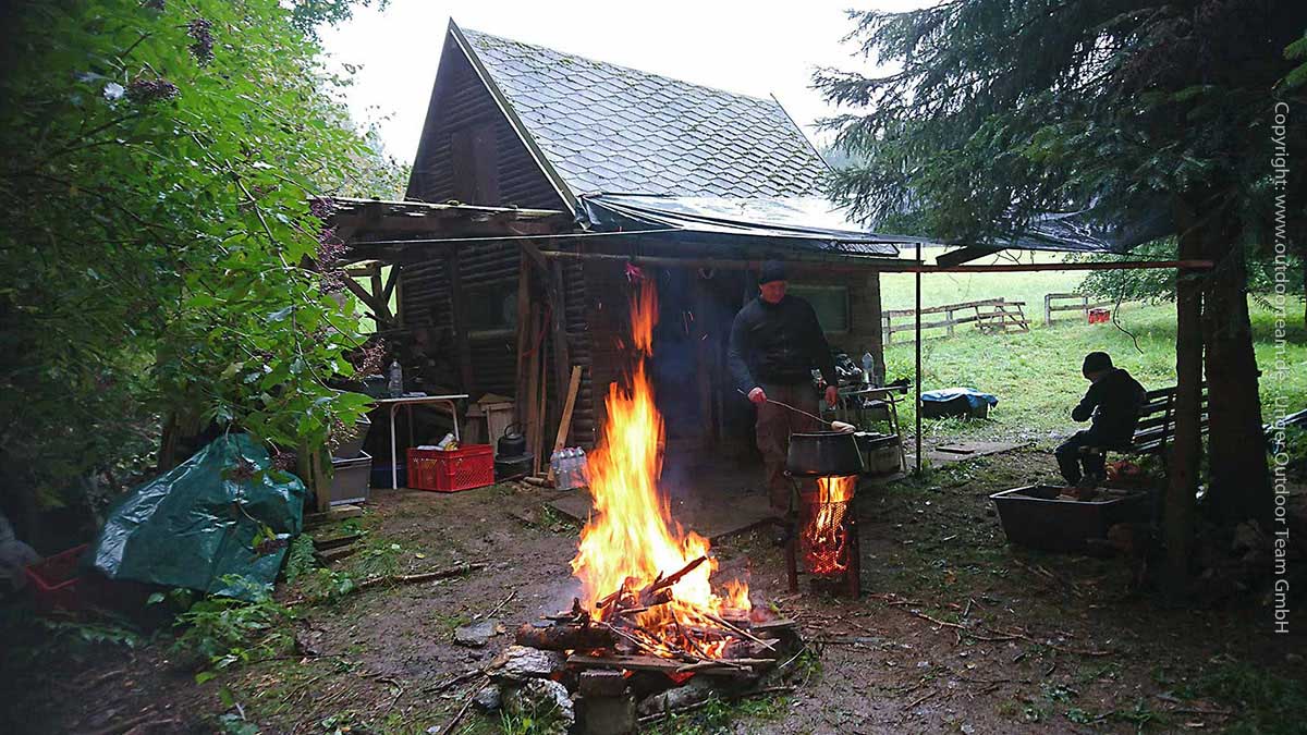 Ein ehemaliger Ziegenstall dient als Materriallager - Campgelände bei unseren Survivalangeboten in Thalheim - Erzgebirge (Sachsen)