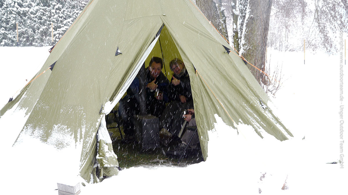 Bei Extremkursen und Wintersurvival bildet ein großes "Feuerzelt" inkl. eines kleinen Armeeofens unser wettergeschützes, warmes Rückzuggebiet.