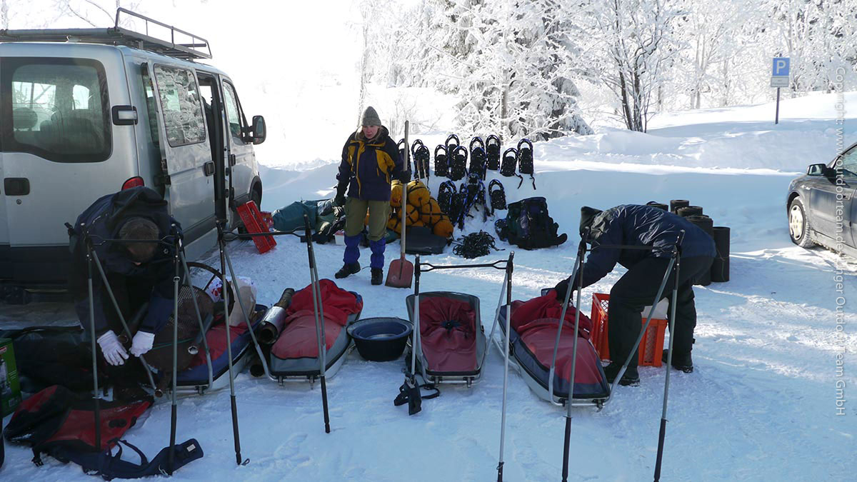 Wintersurvival- und Exremkurs - für 4 Tage autark im oberen Erzgebirge draussen sein - alles Material in Pulkla- Ziehschlitten, unterwegs mit Schneeschuhen und dicken Winterschlafsäcken.