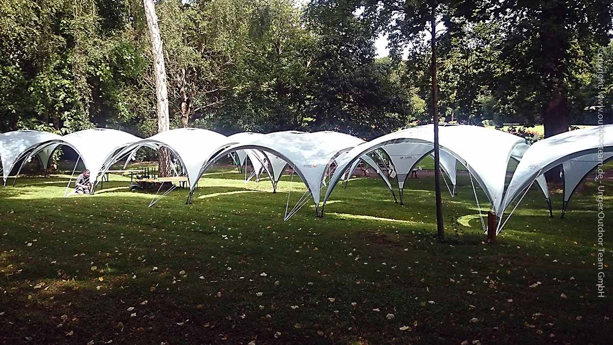 Vorbereitung und Wetterschutz für das anschließend geplante Grillpicknick für eine Kombiveranstaltung Wassersport // Geocaching im Leipziger Clare Zetkin Park.