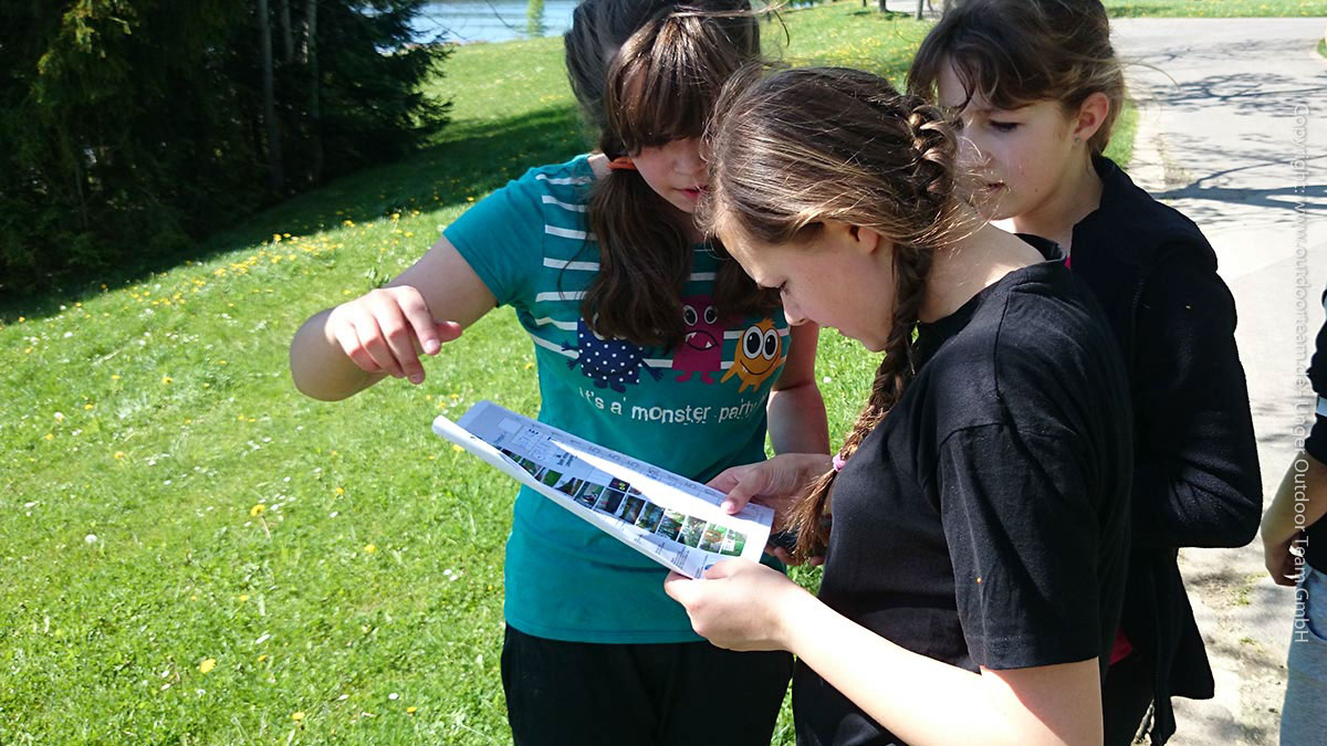 Ein Team, bestehend aus drei Schülerinnen,  plant mit Hilfe der Lösungsvorlage die nächsten Schatzpunkte.