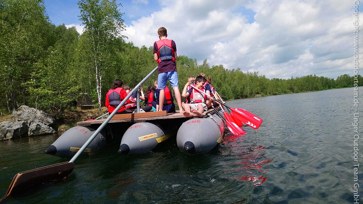 Der erste Teil unserer "Seebefahrung" dient dazu, dass die Schüler im Team lernen, wie man das Floß vorantreibt und steuert.