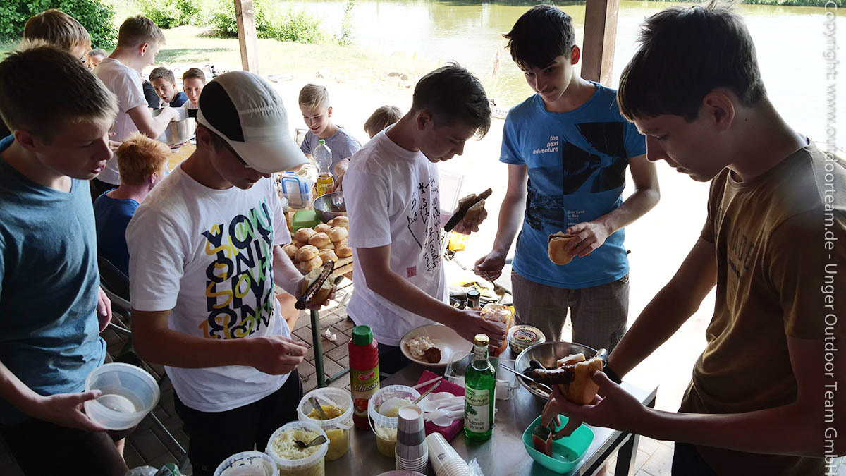 Mittagsrast zum Schüler-Projektag "Wasserwandern" auf dem Fluss Freiberger Mulde.