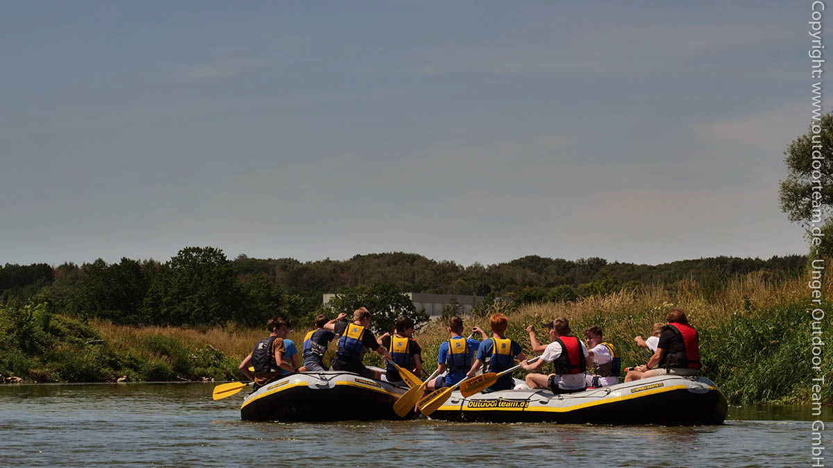 Relaxt treiben die großen Schlauchboote auf dem Fluss Freiberger Mulde hinab. (Schüler - Projekttag Wasserwandern)