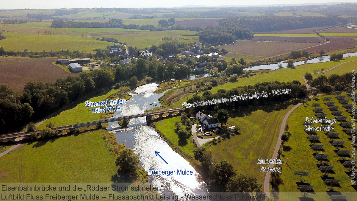 Luftbild vom Fluss Freiberger Mulde. Im Bild die markante Eisenbahnbrücke sowie die Stromschnellen nahe dem kleinen Dorf Röda.