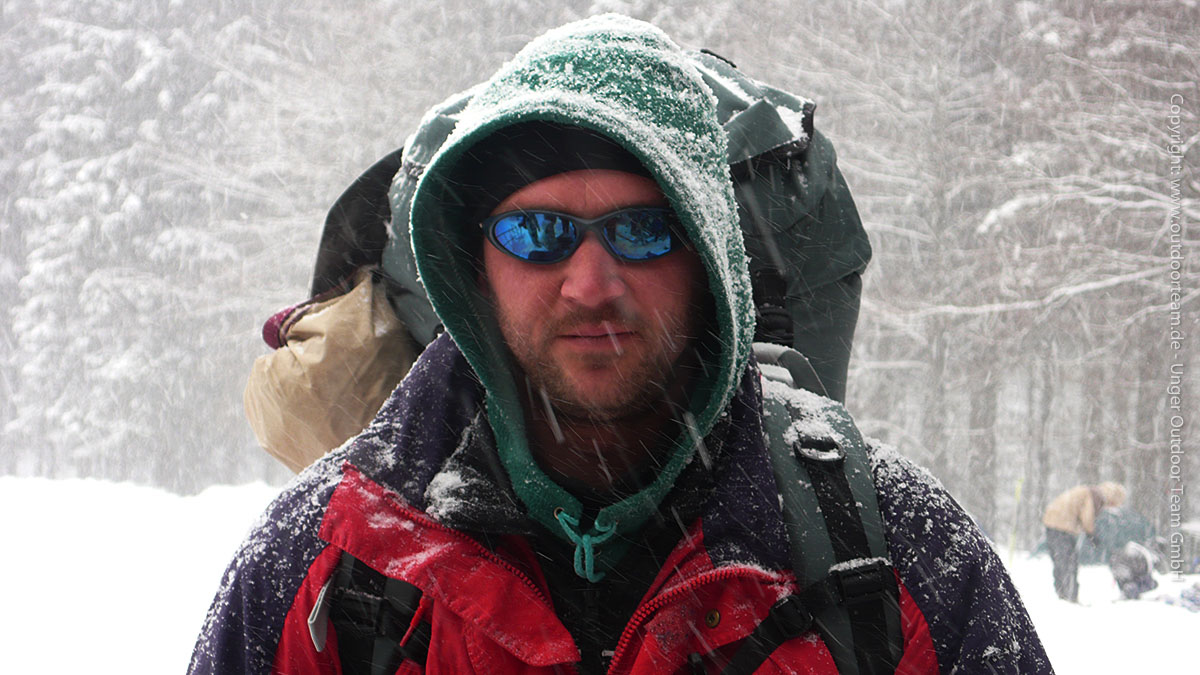 Portrait eines Teilnehmers bei einem Winterzelten auf knapp 1000m Höhe und fernab jedweder Zivilisation