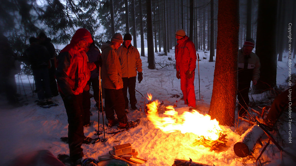 Wintersurvival im Oberen Erzgebirge, sehr zeitig beginnt bricht die Dämmerung über die Gruppe herein. Höchste Zeit, ein wärmendes Feuer zu entzünden und die Nachtlager vorzubereiten.