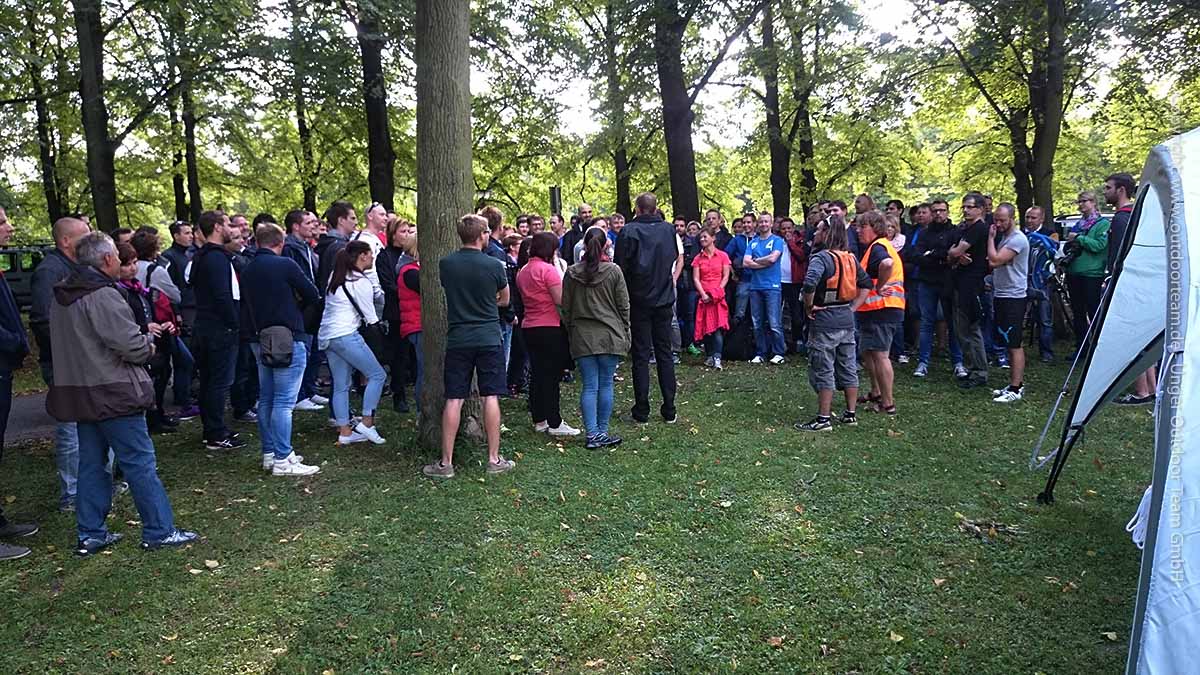 "Großveranstaltung" mit knapp 140 Teilnehmern mit Grillpicknick, Schlauchbootaktivitäten und Geocaching - C. Zetkin Park in Leipzig.